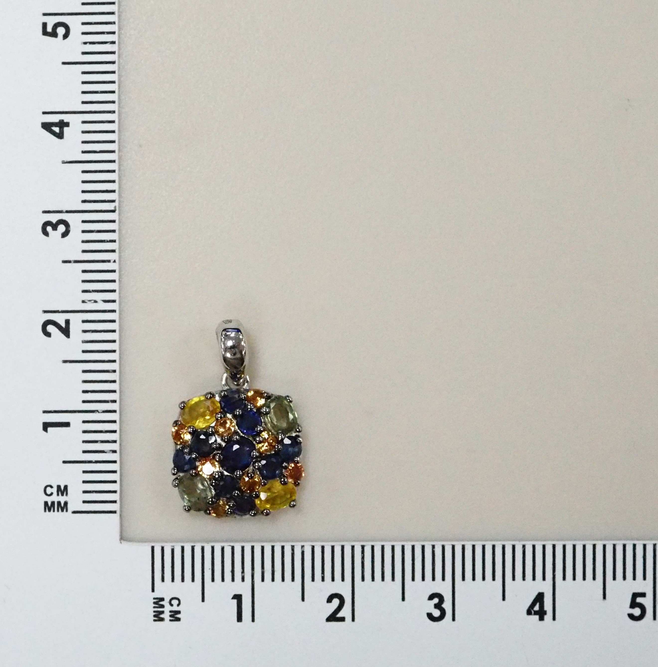 Серебряная подвеска 925 пробы; вставки  9 Сапфир (Н) 0,92ct 2/2; 12 Мультисапфир 1,03ct;